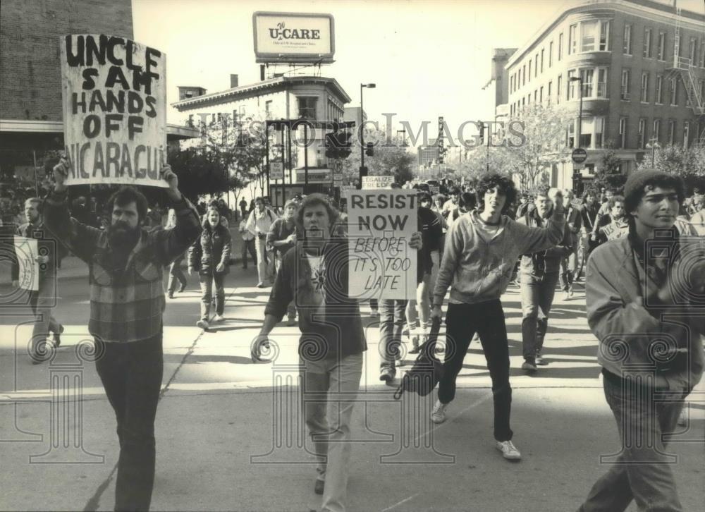 1983 Press Photo Protestors march in Madison against the US invasion of Grenada