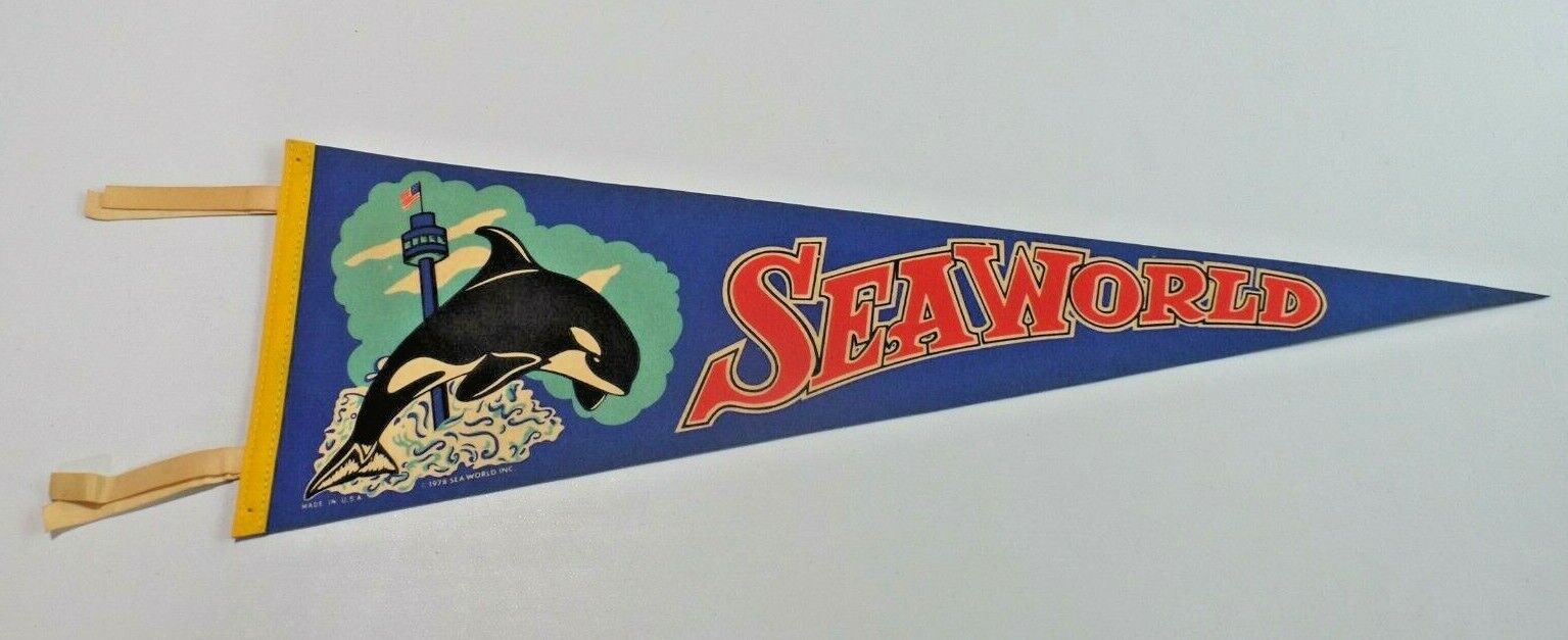 Vintage 1978 SEA WORLD Shamu Felt Pennant Blue Waves Dolphin U.S.A.