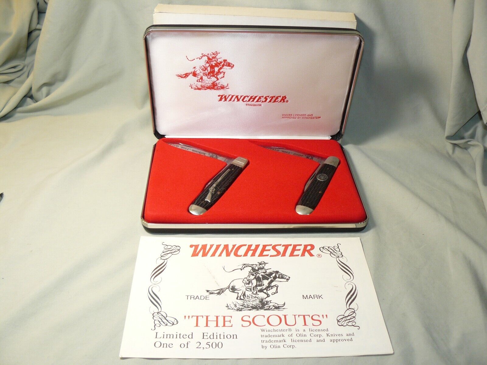 1988 Winchester \'The Scouts\' Limited Edition Hickok #2905 & Cody #2907 Knife Set