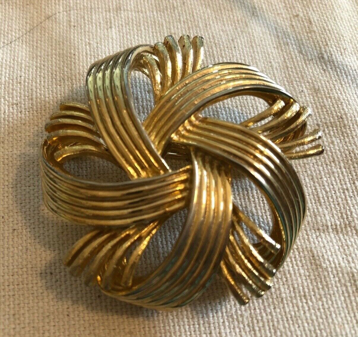 VTG 60s Round Textured Gold Tone Flowing Pin Brooch 2\