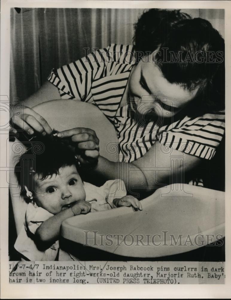 1952 Press Photo Mrs Joseph Babcock Curls Baby Daughters Hair in Indianapolis