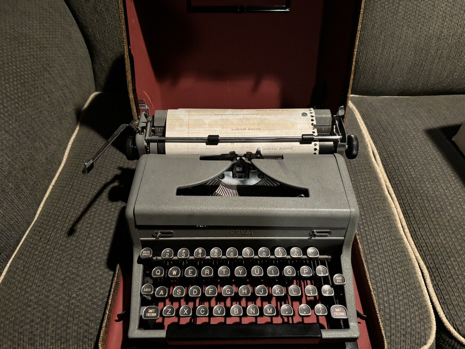VTG Royal Quiet De Luxe Portable Typewriter w/ Storage Case Good Condition WORKS