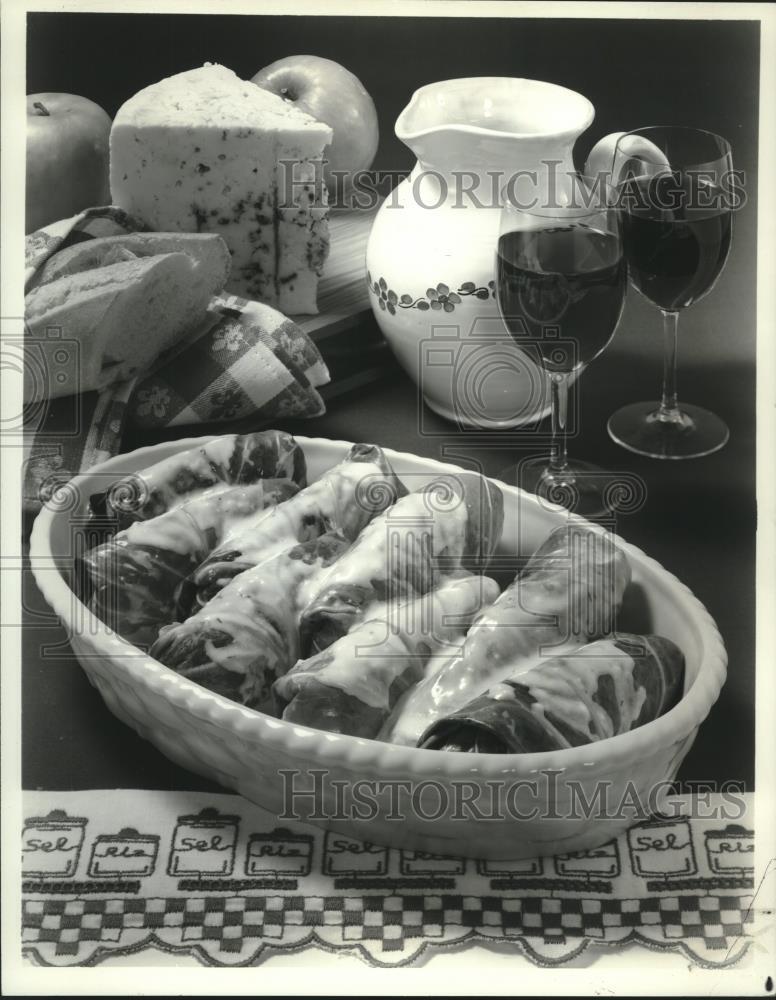 1985 Press Photo Cabbage rolls filled with Roquefort cheese, apple and shallots