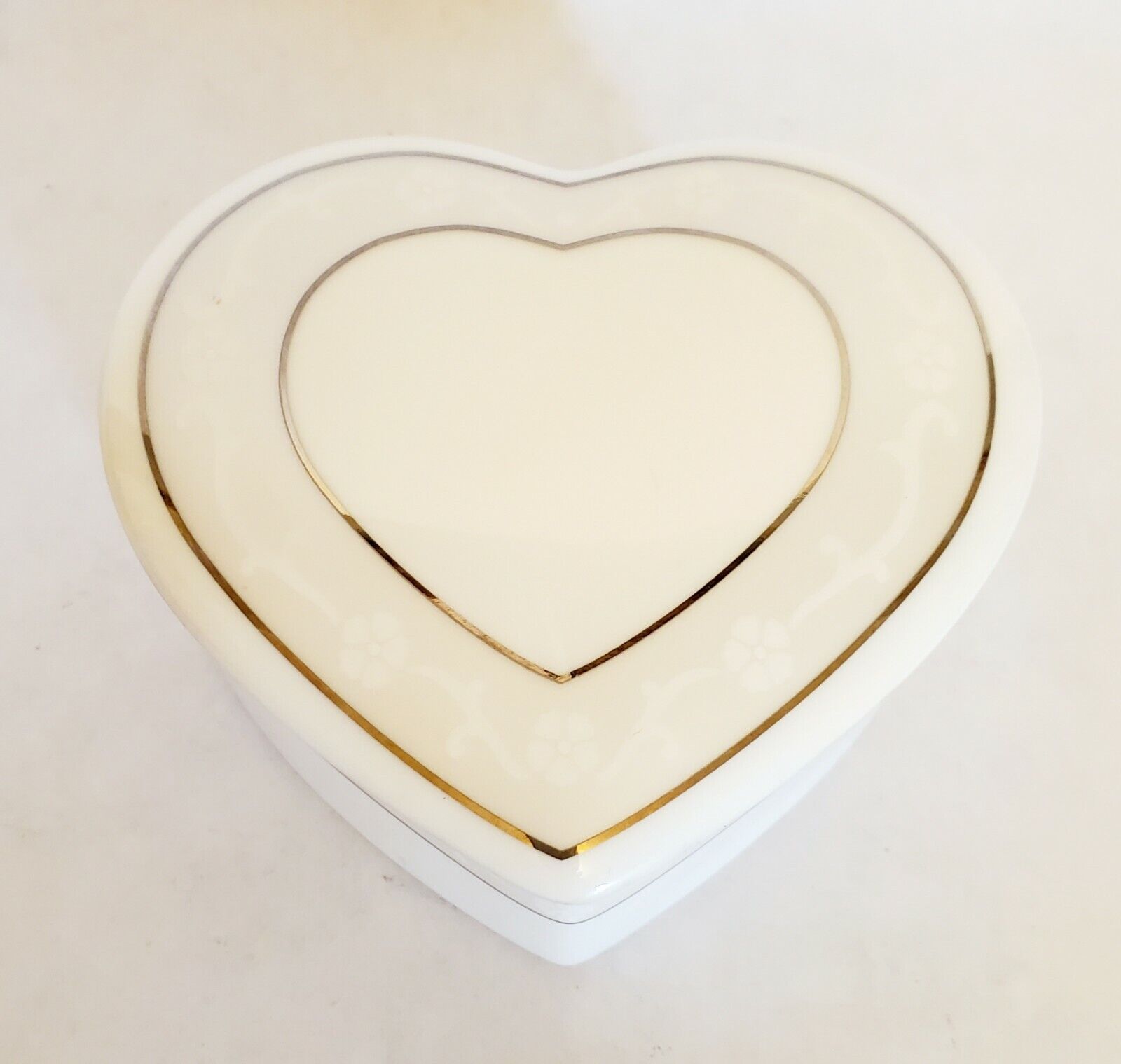 Wedgwood White Platinum Heart Shaped Trinket Box ICING Bone China Valentines Day