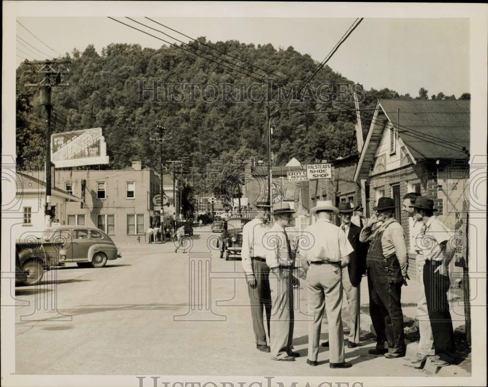 1946 Press Photo Men Discuss Politics Of Day On Street In Prestonsburg, Kentucky
