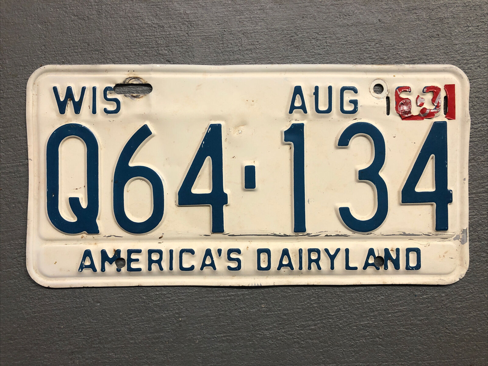 VINTAGE 1963 WISCONSIN LICENSE PLATE AMERICA’S DAIRYLAND WHITE/BLUE Q64-134  😎