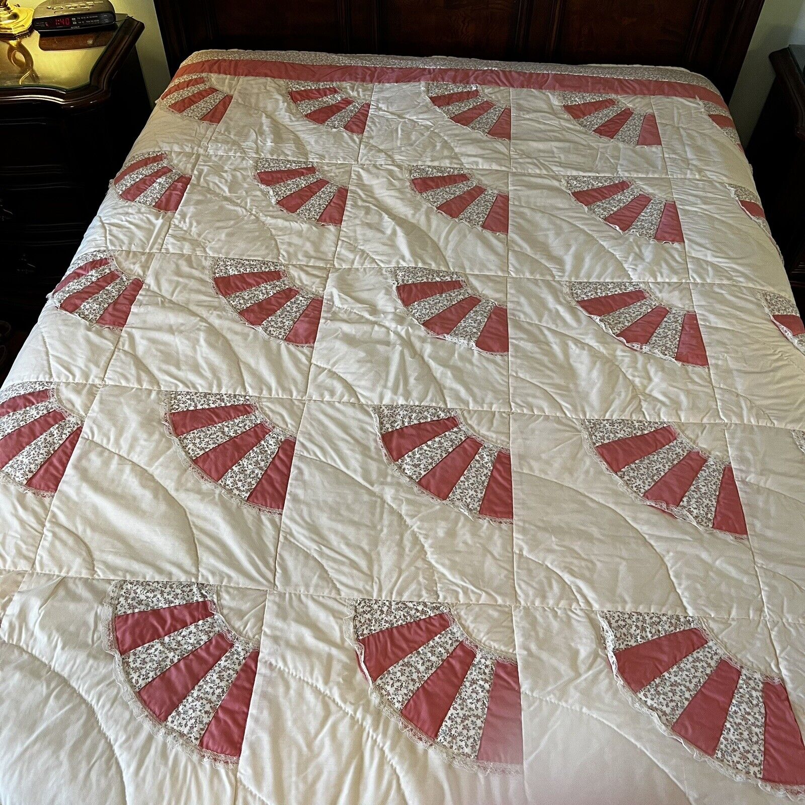 Home Crafted Peachy/Pink Lace & Cotton Grandmothers Fan Quilt 88\
