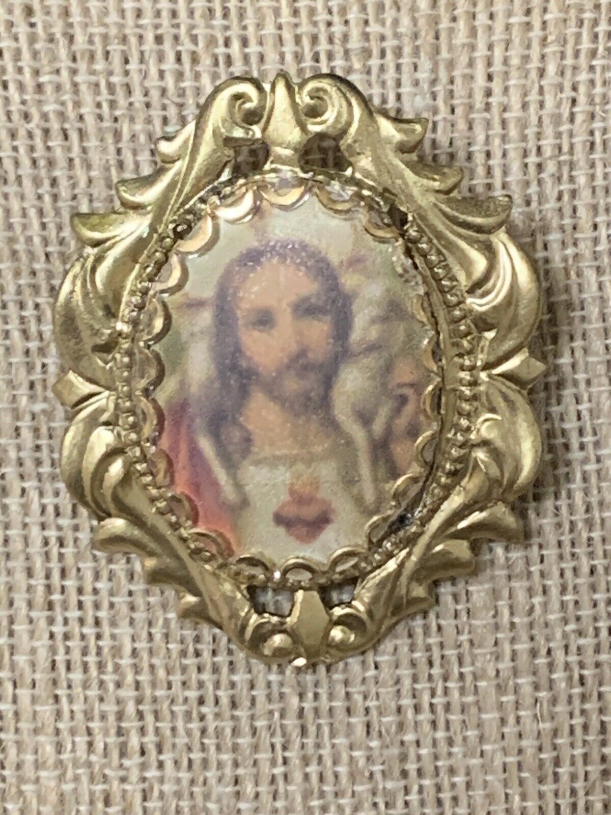 NEW*LG. FRENCH REPRODUCTION SACRED HEART JESUS W/LAMB CAMEO BROOCH.G crown bezel