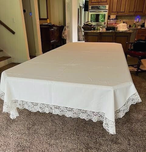 Lovely Vintage White, Lace-Edged Tablecloth, 124\