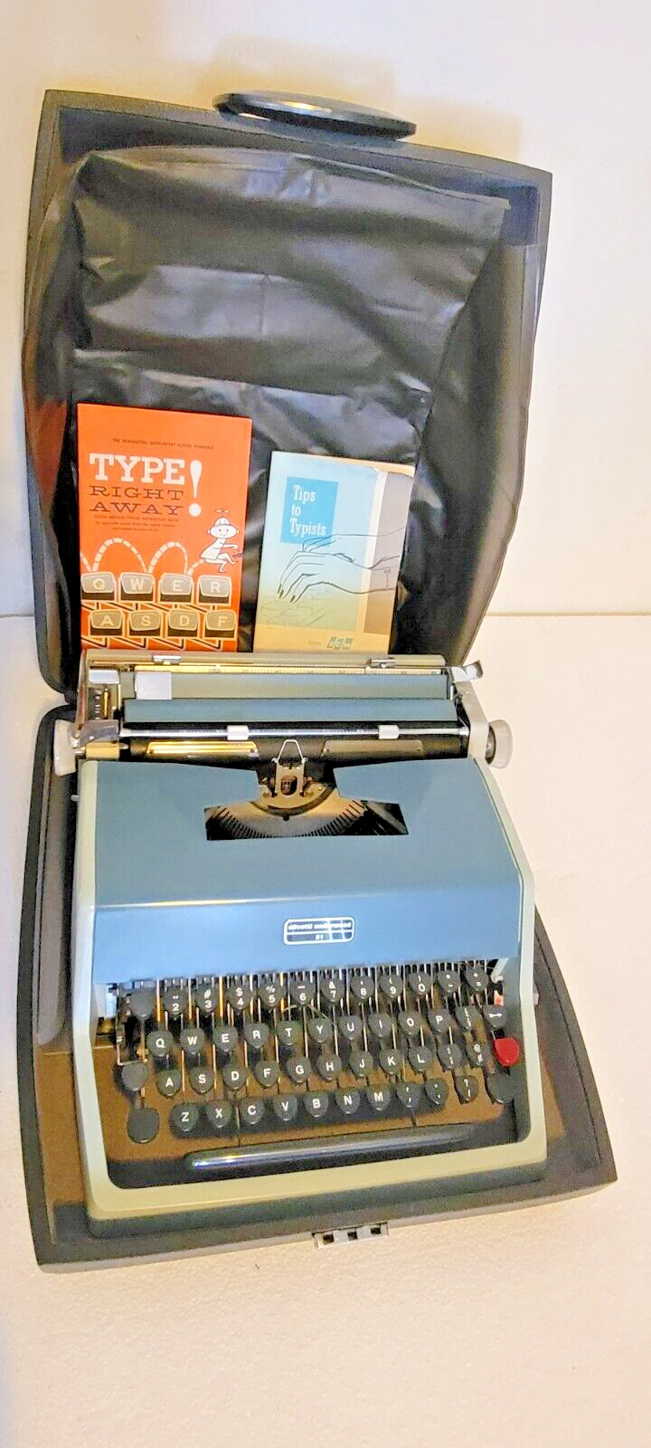 Vintage Portable Olivetti Underwood 21 Manual Typewriter*EXCELLENT Mid Century