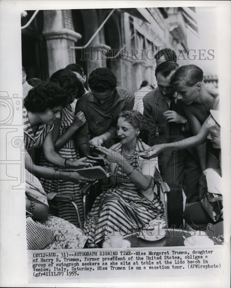 1955 Press Photo Margret Truman Signing Autographs In Venice Italy - cvw14428