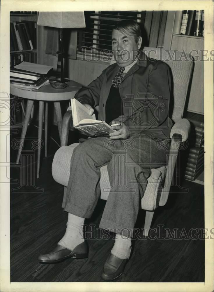 1943 Press Photo German actor Oscar Homolka in Hollywood, California, home