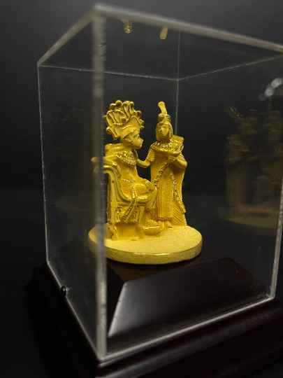 Beautiful Glass Box with wood base and King Tutankhamun with his Queen inside