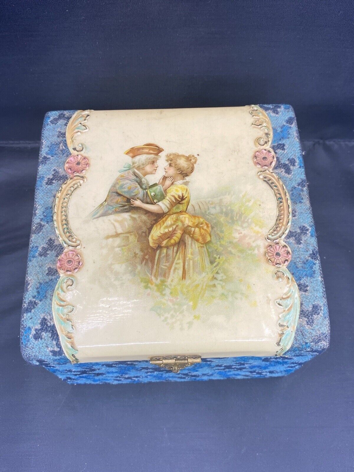 ANTIQUE VICTORIAN CELLULOID COLLAR BOX COLONIAL SCENE WITH AN ANTIQUE COLLAR