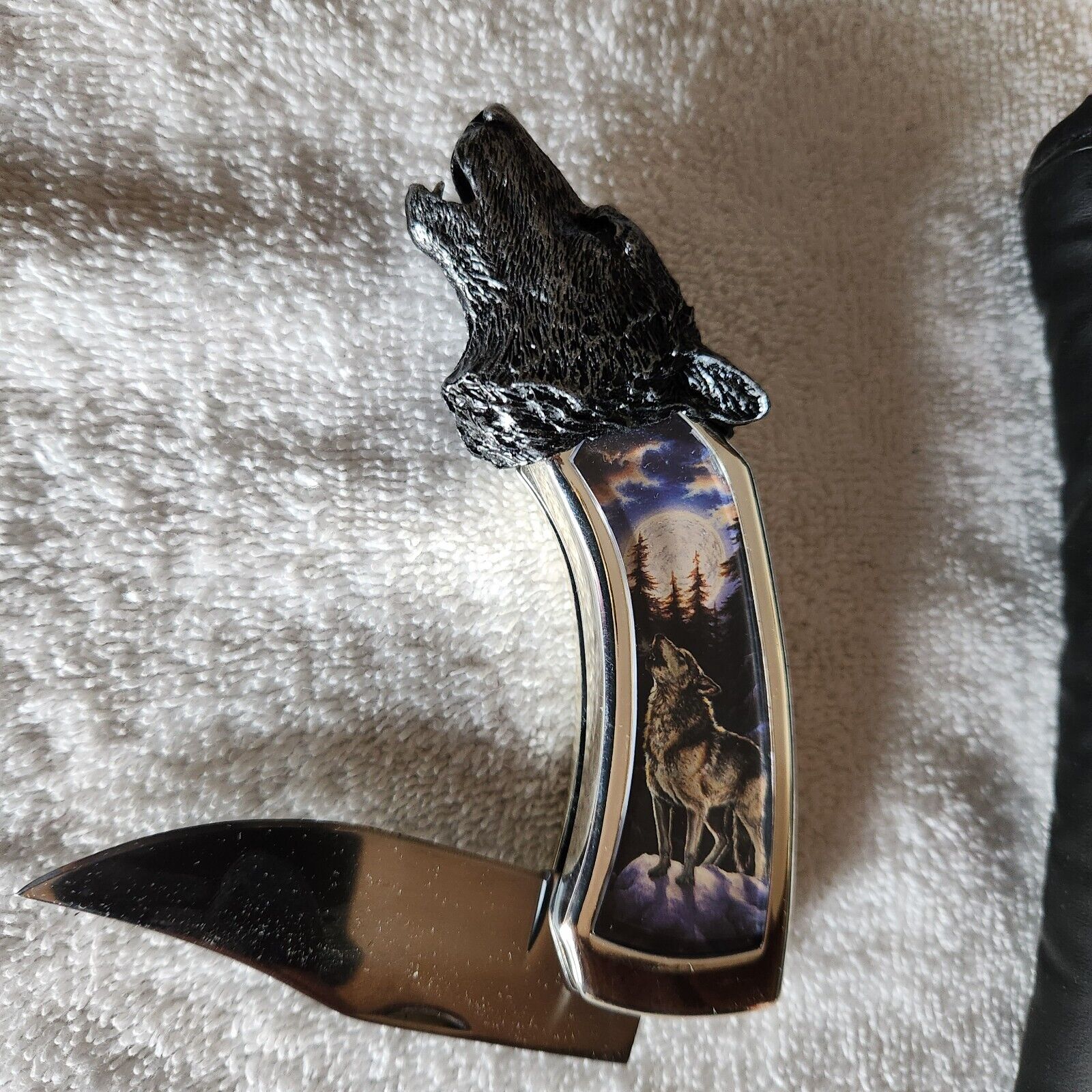VTG - King Stone Collections - Folding Knife - Wolf Scene, Silver W/ Blue