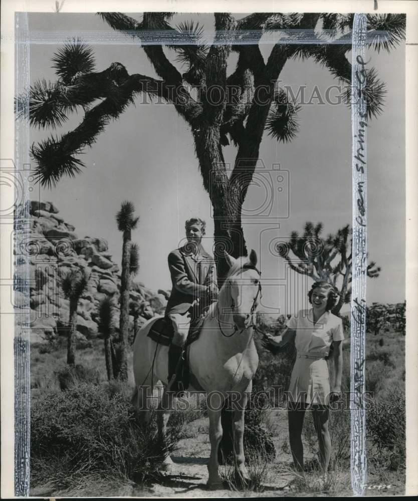 1951 Press Photo Tourists horseback riding in Palm Springs, California