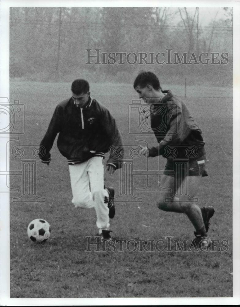 1990 Press Photo Elyria Catholic Soccer, L-R; Chip Fayer, Matt Willoughby
