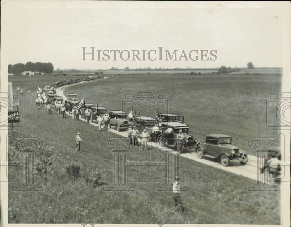1932 Press Photo Striking miners gather for an invasion of Taylorville, Illinois