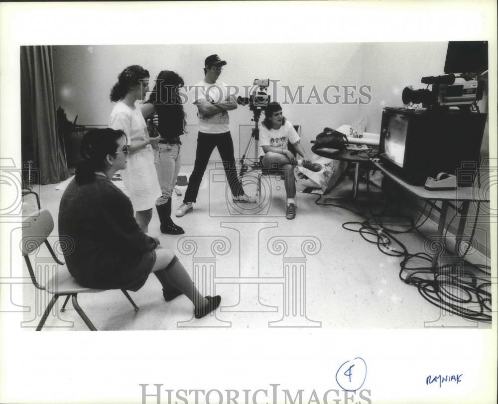 1990 Press Photo Students at a Broadcasting class in Spokane Area Skills Center