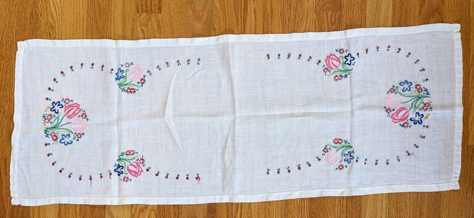 VTG Table Runner White Linen Floral Embroidery Pink Tulips 39x15\