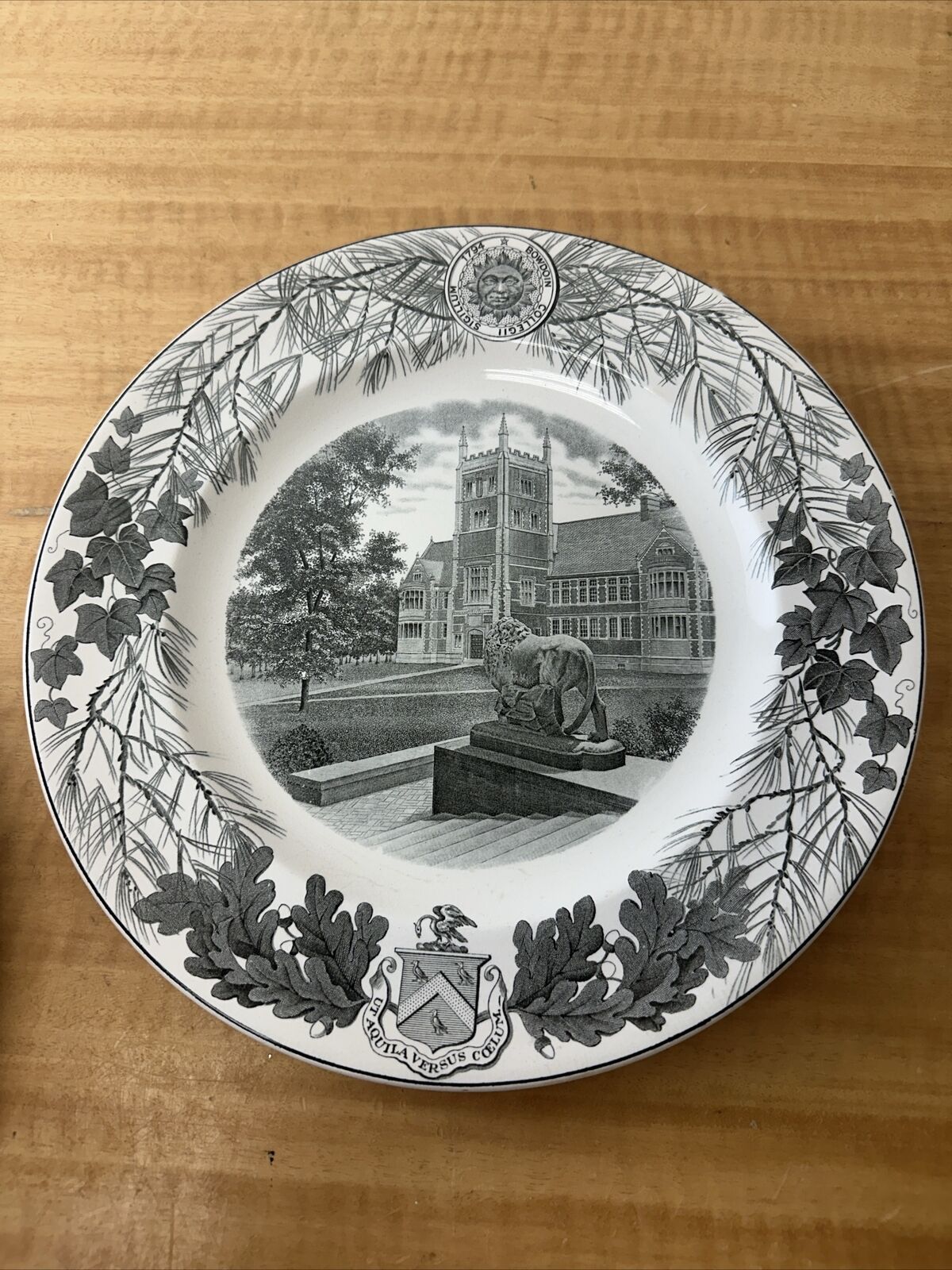 Wedgwood Bowdoin College 1931 - Hubbard Hall 10 Inch Dinner Plate