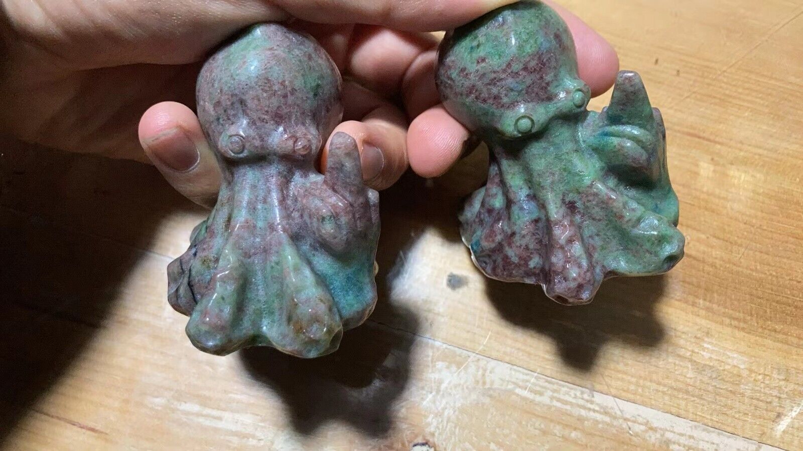 2pcs 2.5inch  Natural garnet carved octopus