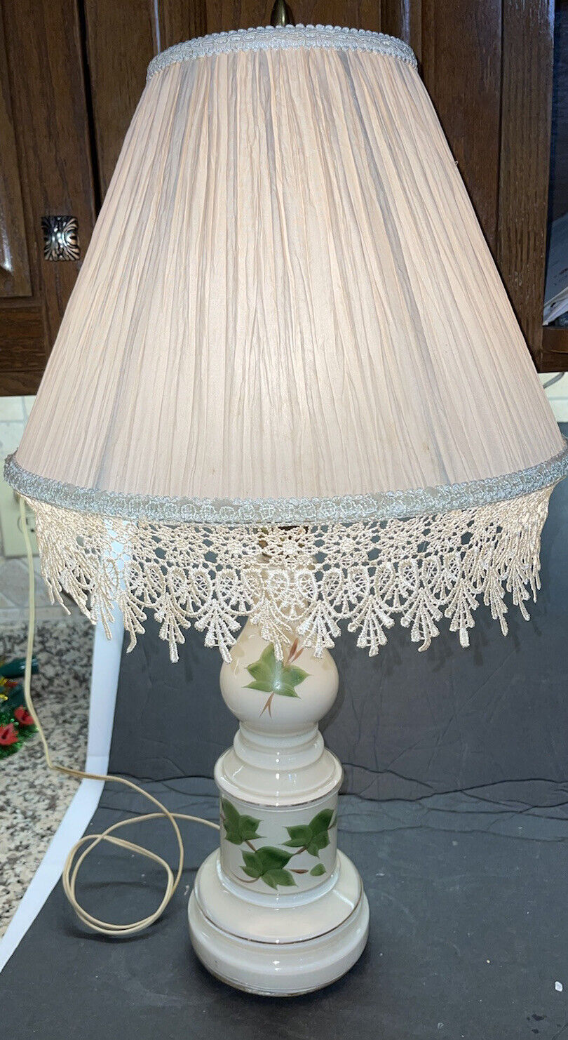 Vtg Table Lamp Hand Painted Glass Ivy W/Gold Accent Ivory Silky Lace Shade 25”
