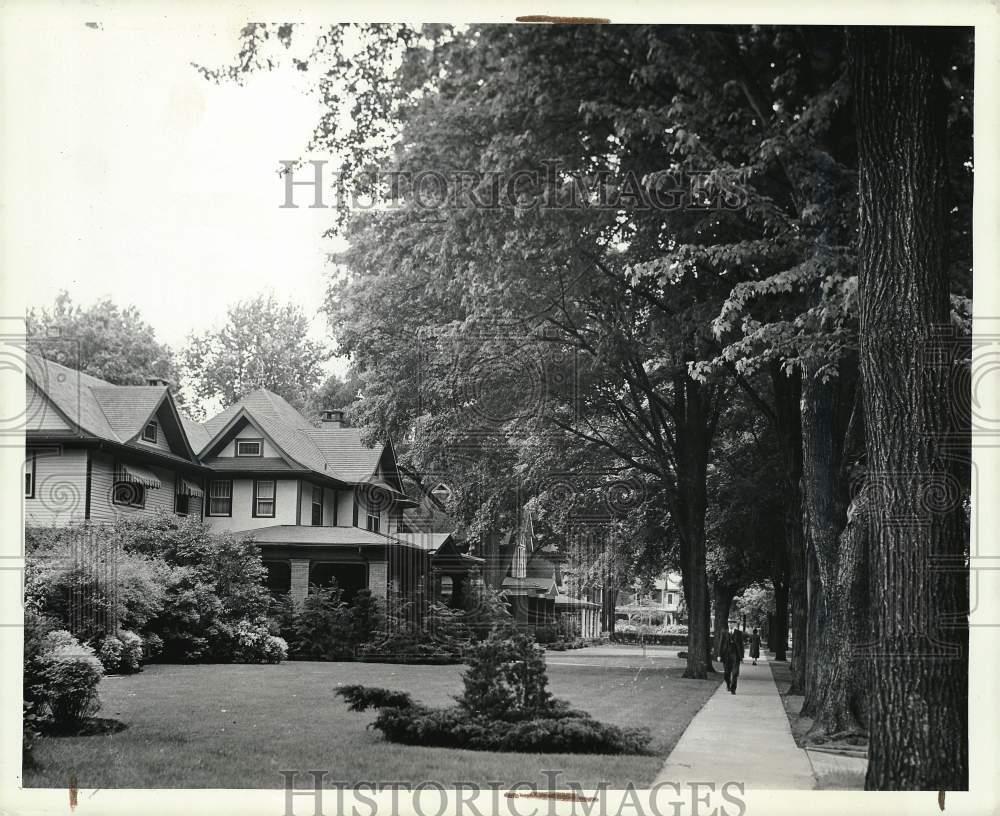1942 Press Photo A residential street in Sturgis, Michigan - afx01070