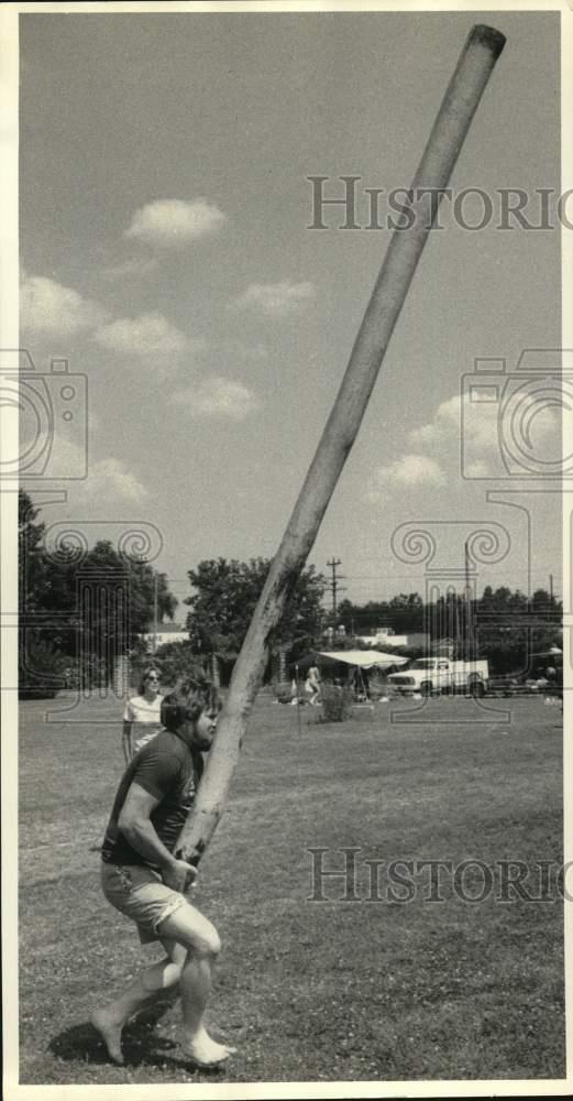 1985 Press Photo Tom McGuire warms up in Caber Toss at Scottish Games, Liverpool
