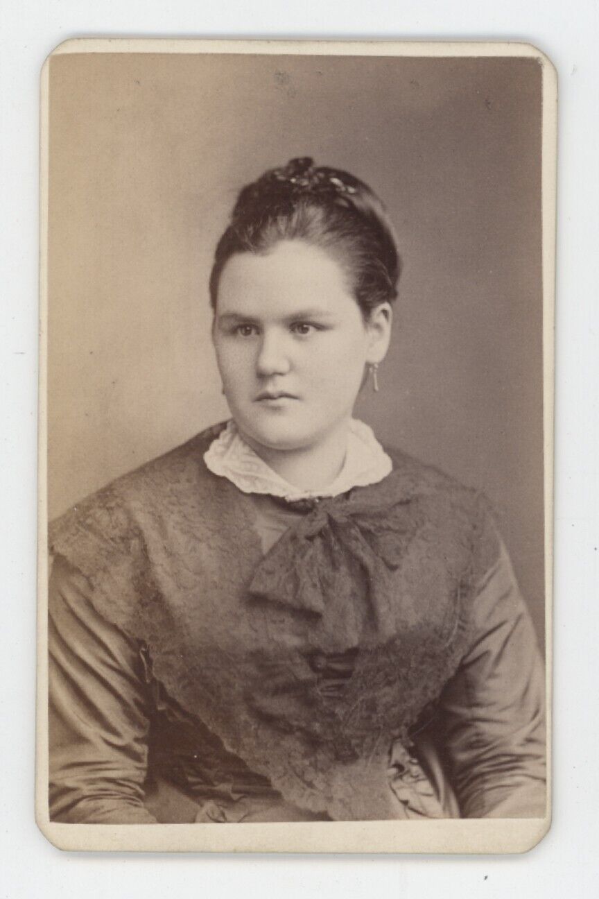 Antique CDV 1874  Beautiful Young Woman With Earrings Gutekunst Philadelphia, PA