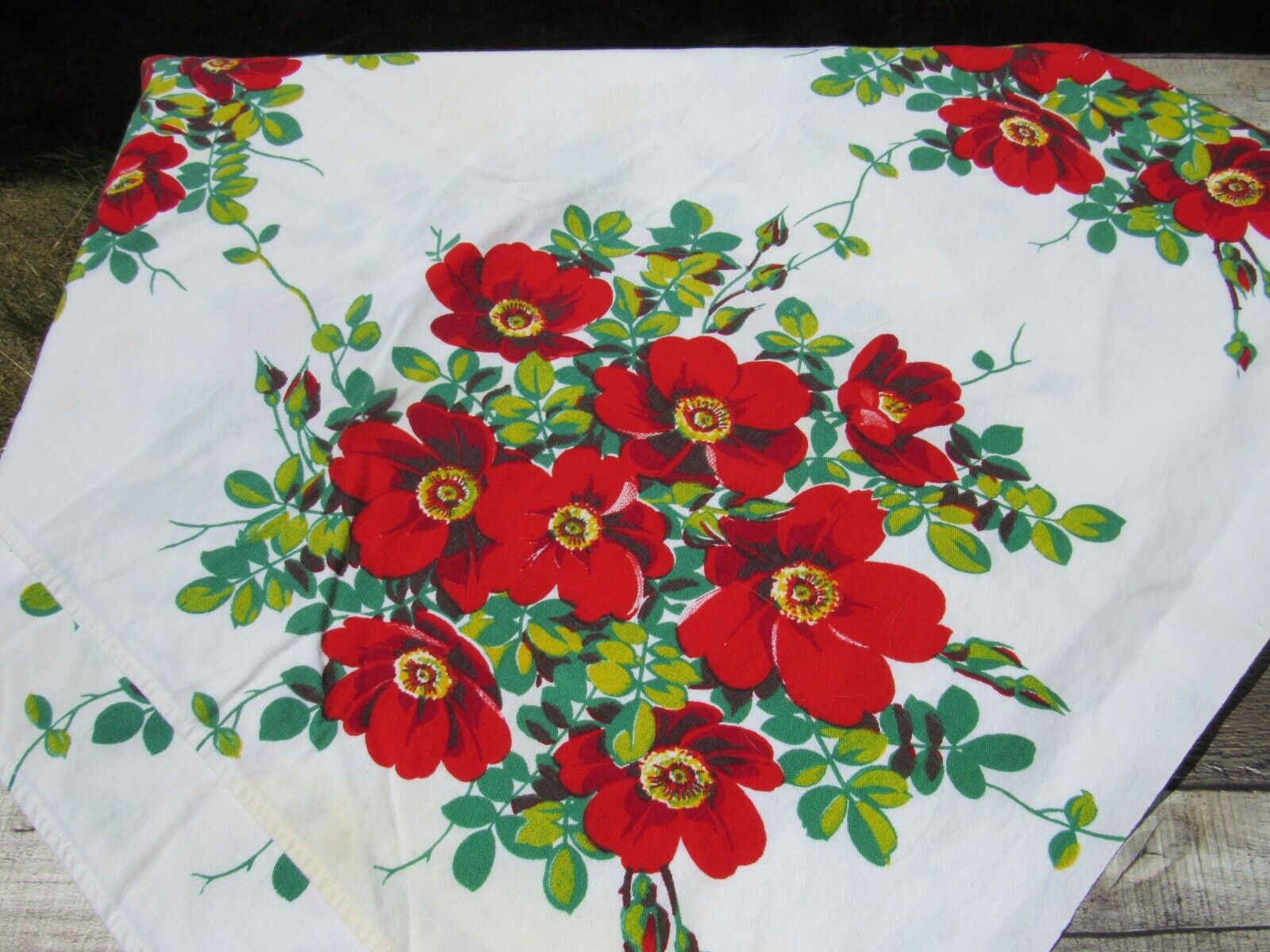 Vintage 50\'s Print Tablecloth Red Poppies 48\