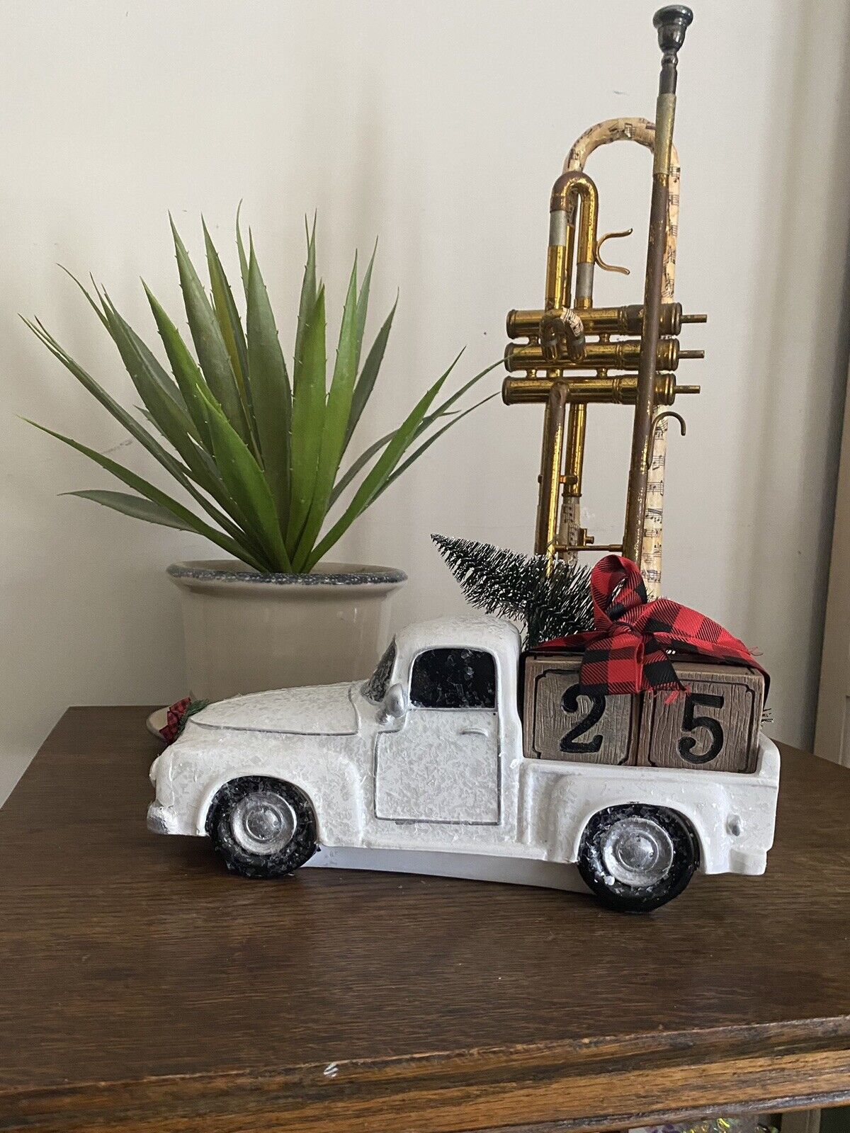 Snowy White Truck With Christmas Tree, Changeable Number Blocks And Grill Wreath