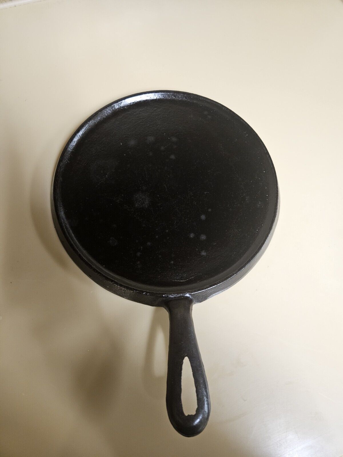 Vintage #8 B Unmarked Unbransed Cast Iron Round Skillet Griddle