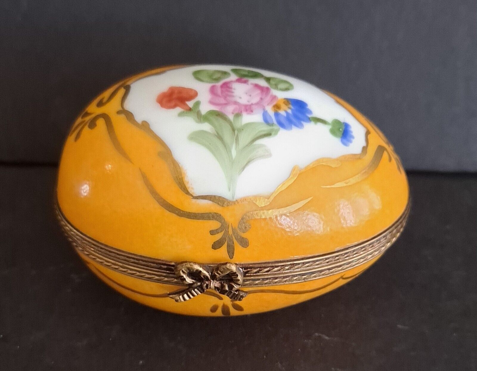 Vintage LIMOGES Peint Main France Porcelain Hand painted SIGNED Egg Trinket Box