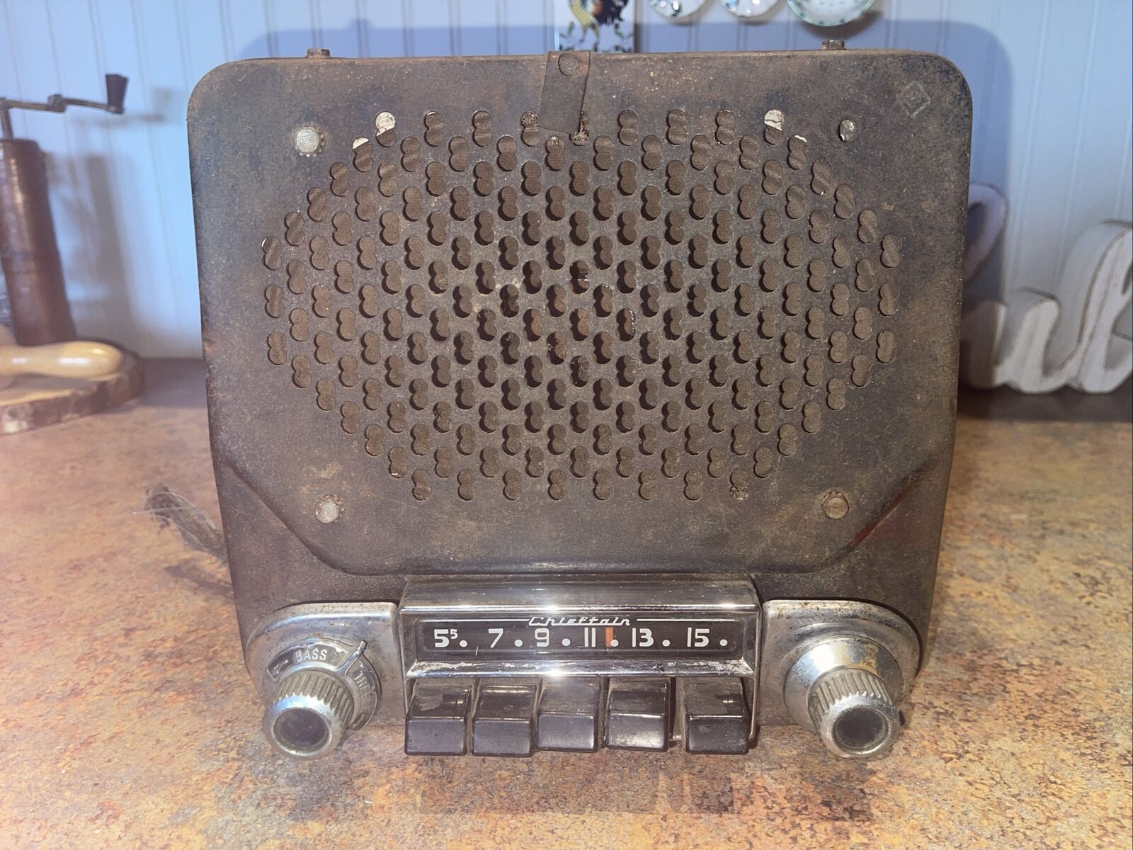 VINTAGE 1940\'s CHIEFTAIN CHEVROLET RADIO MODEL 984688