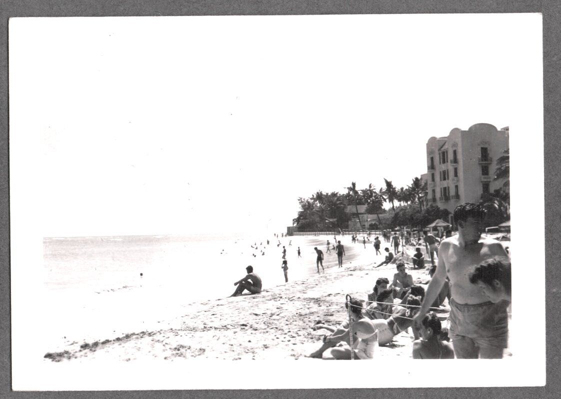 VINTAGE PHOTOGRAPH 1940\'S WAIKIKI BEACH HONOLULU HAWAII OAHU ISLAND OLD PHOTO