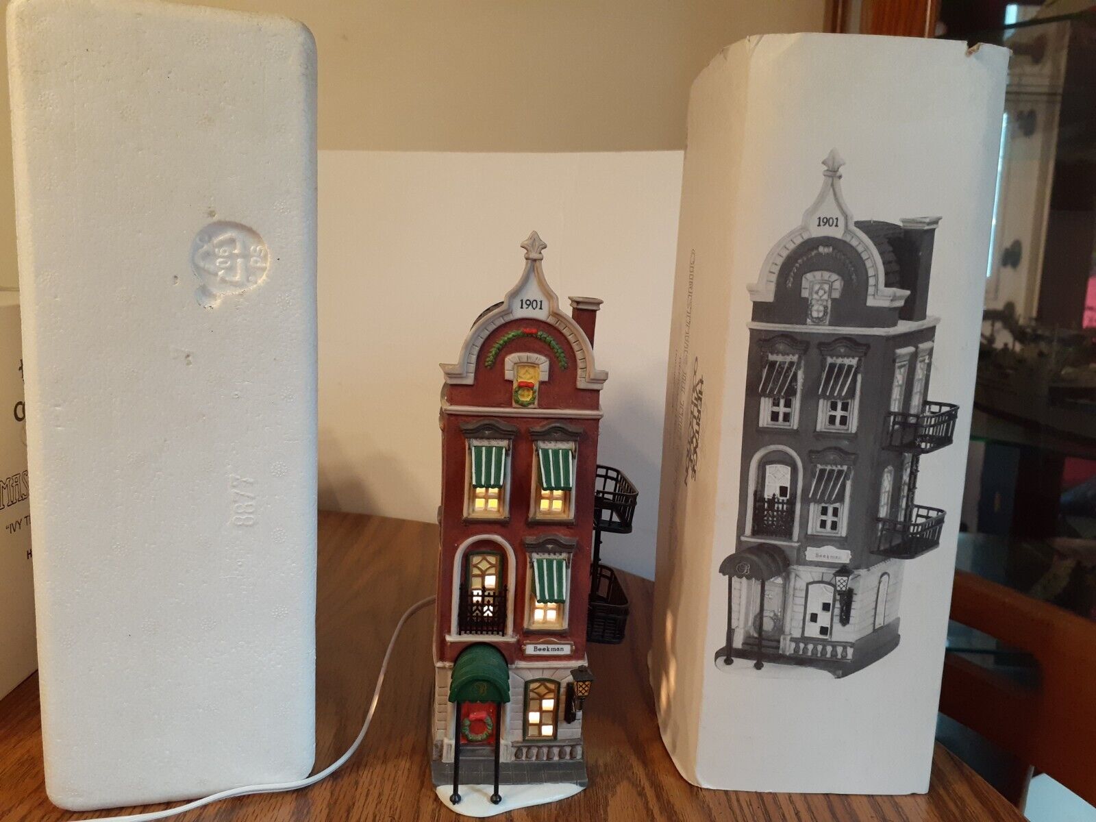 1995 Department 56 Beekman House Christmas in the City #58878 lighted