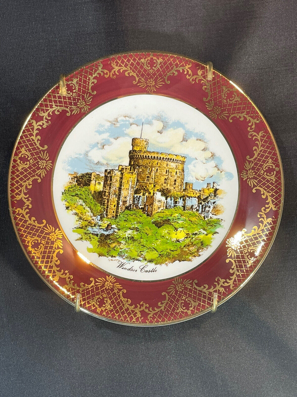 Plate Decorative, diameter 6.5.  Vintage.  Great Britain, Gold pattern.