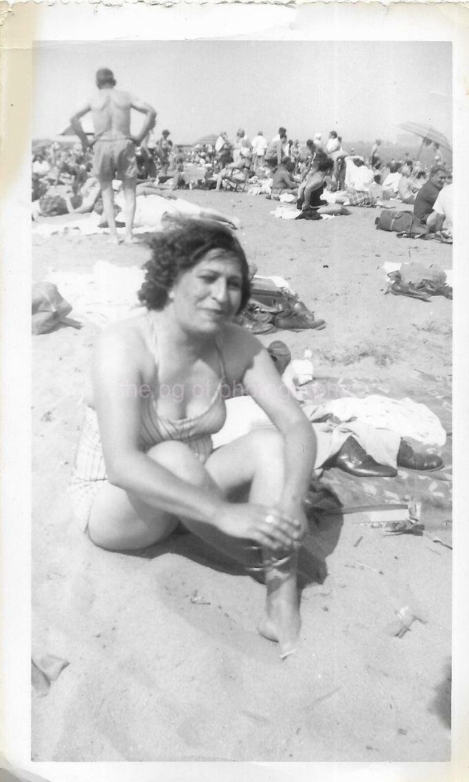 Vintage FOUND PHOTOGRAPH bw A DAY AT THE BEACH Original Snapshot JD 110 8 T