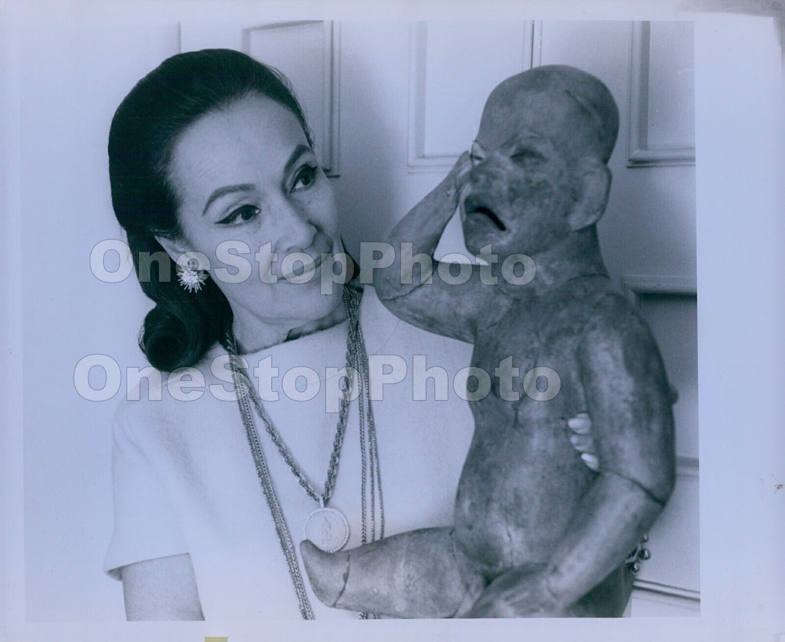 1970 Lovely Dolores Del Rio Holds Rare Olmec Statue Press Photo