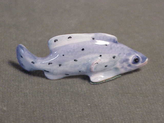 VINTAGE HAND-PAINTED PORCELAIN TINY TROPICAL  FISH FIGURINE - SHADED BLUE SPOTS