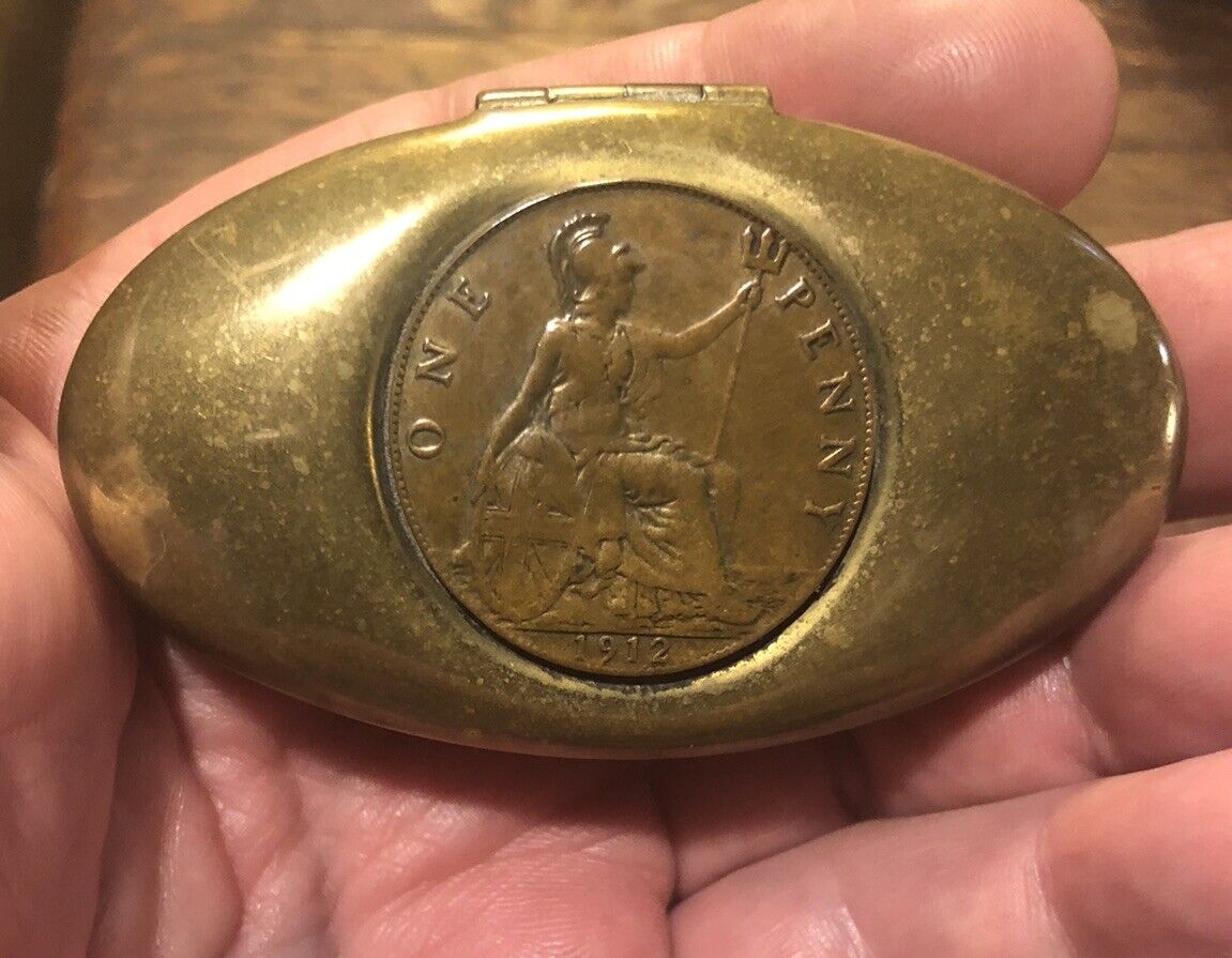 ANTIQUE VINTAGE WALES BRASS MINERS SNUFF BOX 1912 ENGLISH ONE PENNY COIN TOPPER