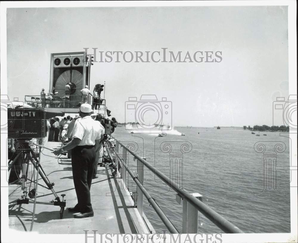 1960 Press Photo Camera crews film Silver Cup boat races - afa57994