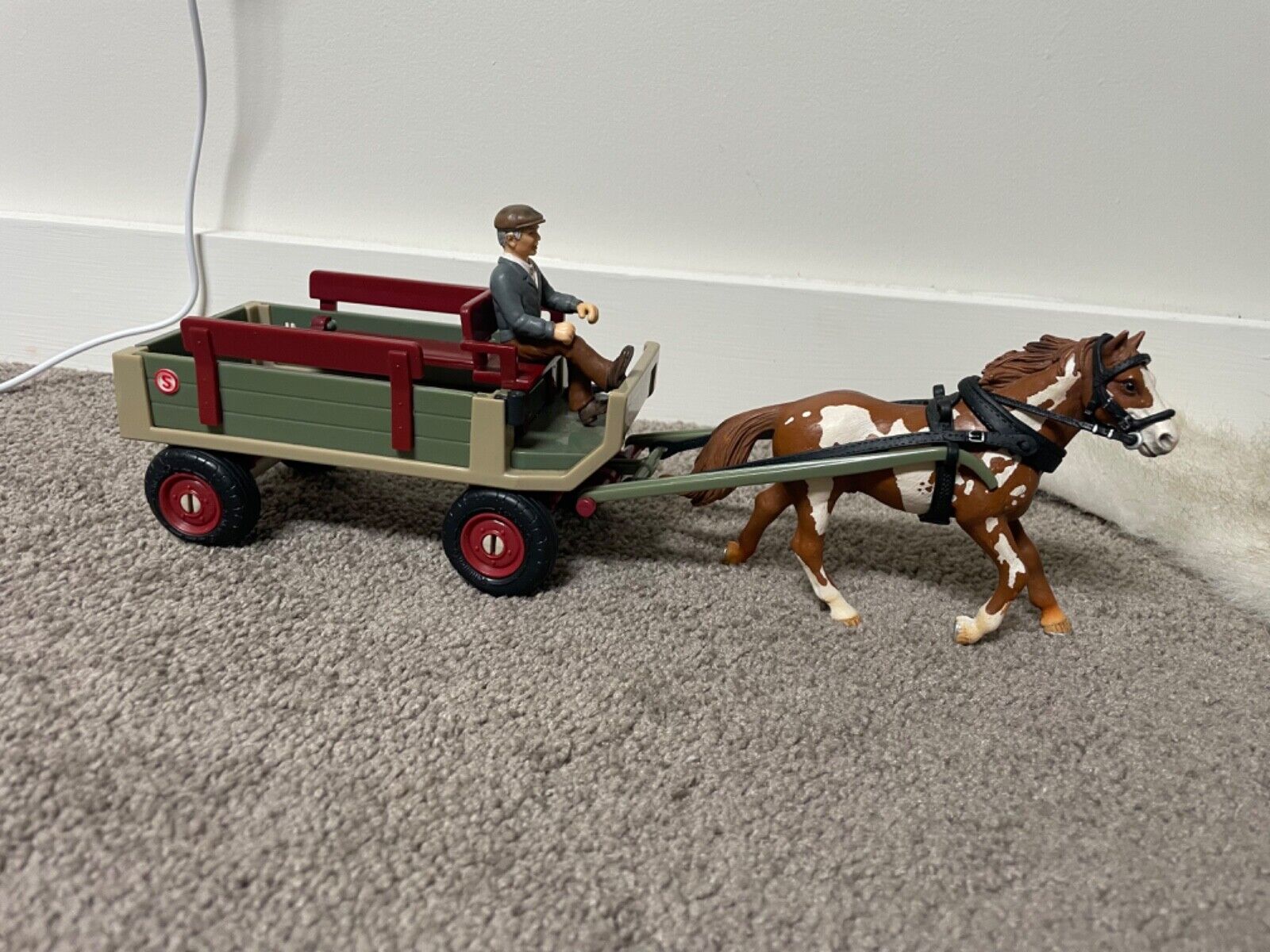 Schleich 40190 - Wagon horse drawn cart carriage with driver. (Ref: FNP)