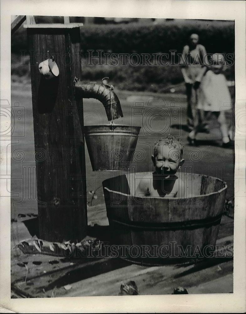 1939 Press Photo Keith Brown in Bath Bucket