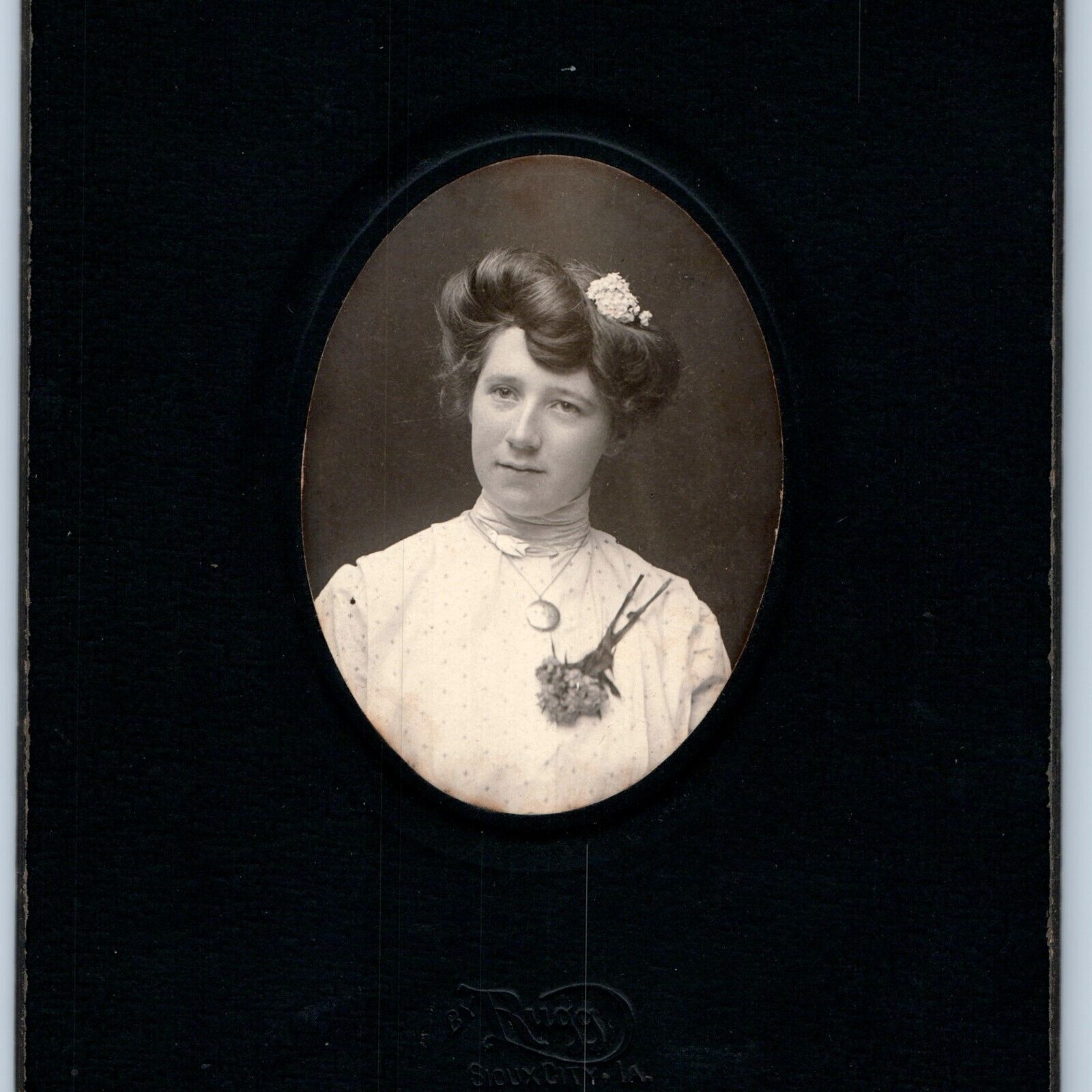 c1900s Sioux City, Iowa Cute Lovely Woman Cabinet Card Oval Photo Rugg IA B4