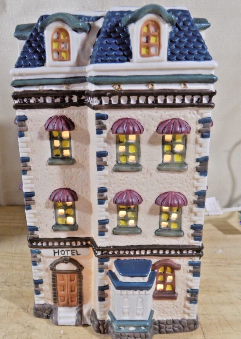 Dickens Collectables Towne Series ILLUMINATED CHRISTMAS HOTEL In Box 293-9205