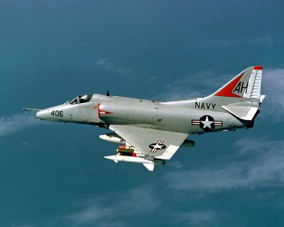 U.S. Navy Douglas A-4E Skyhawk fighter jet in flight 8x10 Vietnam War Photo 170
