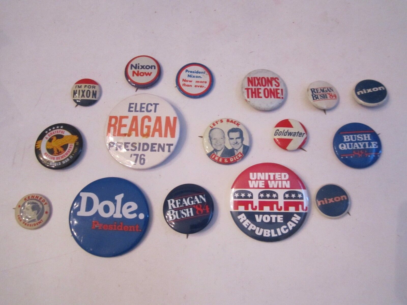 17 VINTAGE POLITICAL LAPEL PINS/ BUTTONS - KENNEDY, NIXON, GOLDWATER & MORE BBA7