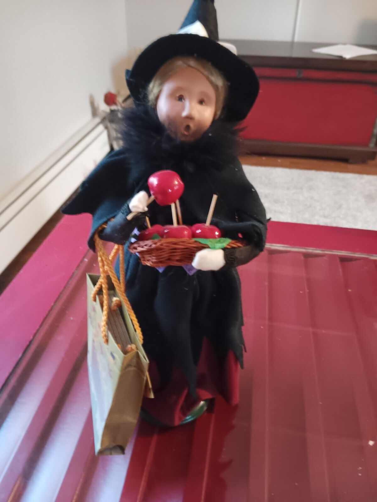 Byers Choice Carolers Halloween Witch with Candy Apples Calla Lilly Hat Feathers